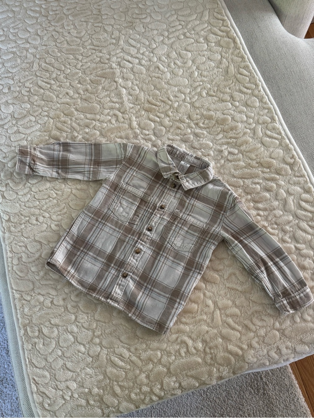 H&M Boys Plaid Button-Down Shirt in Beige & Brown
